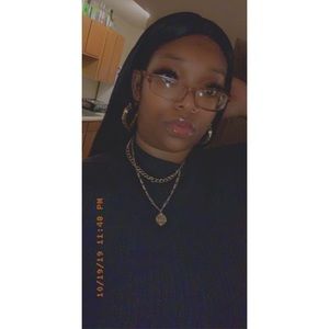 Meet your Posher, Hydia